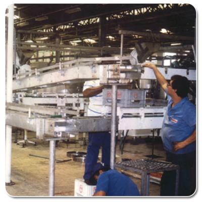 Montagem de transportador em indstria de bebida